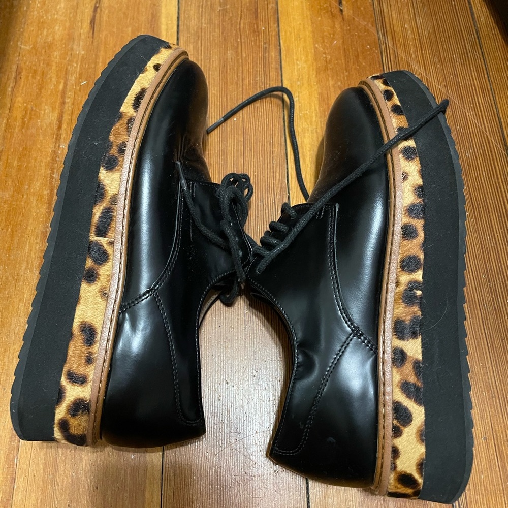 Women’s size 5 halogen leather Maddox cheetah Oxford platforms. Excellent cond.
